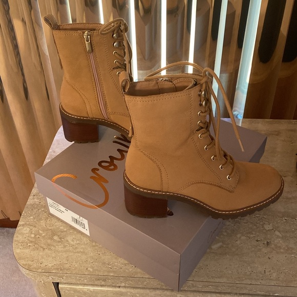 NWB Crown Vintage Genuine Suede, see pictures below - Picture 4 of 10